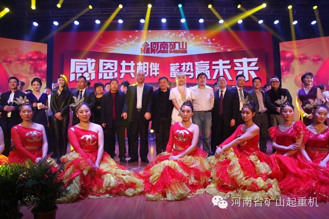 各位領導、嘉賓及公司領導與演員合影留念.jpg
