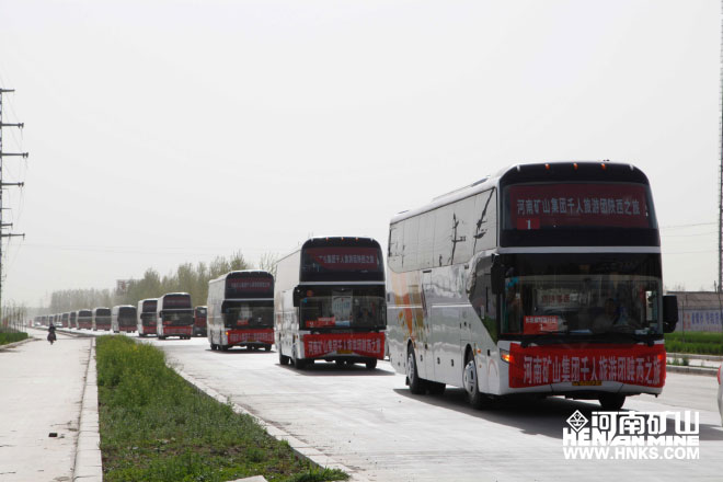 行進(jìn)中的車(chē)隊(duì)，浩浩蕩蕩，蔚為壯觀.jpg